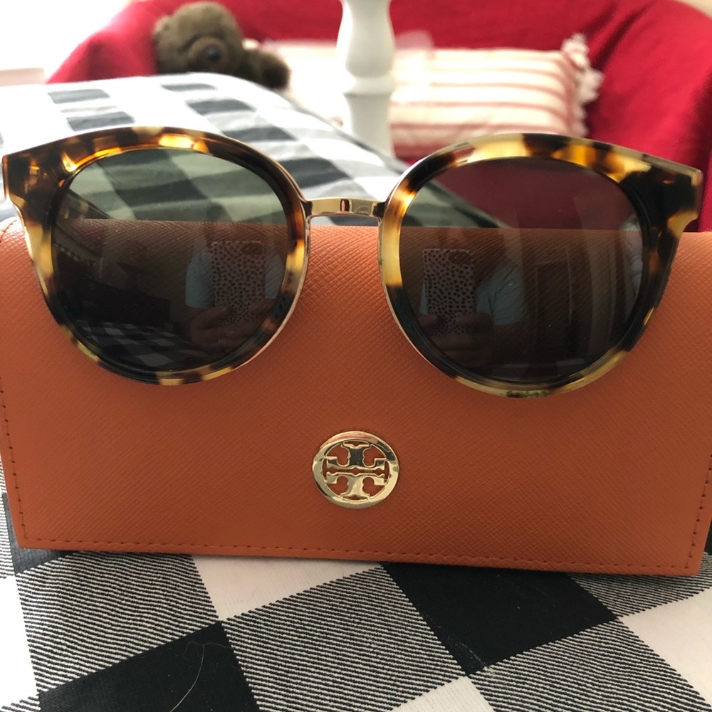 Tory Burch polarized sunglasses with case